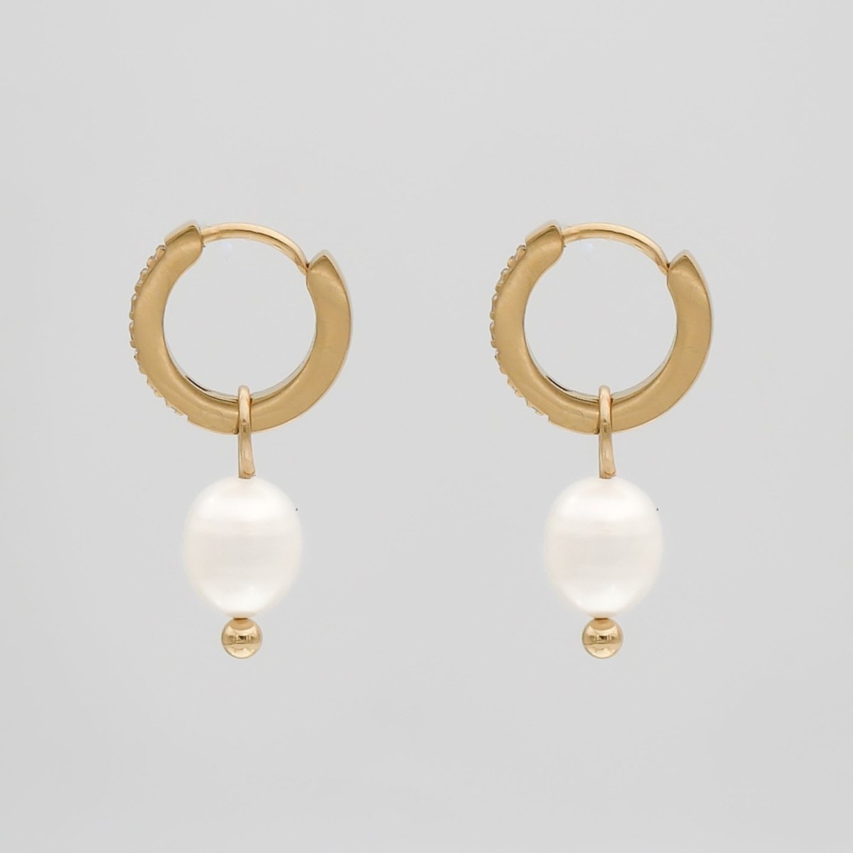 Esme Pearl Huggie Earrings - ISMI JEWELS