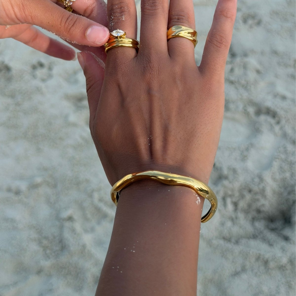 Thea Wave Bangle - ISMI JEWELS