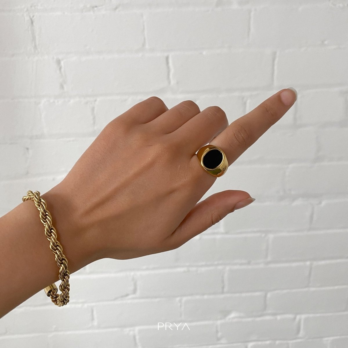Lani Onyx Oval Signet Ring - ISMI JEWELS