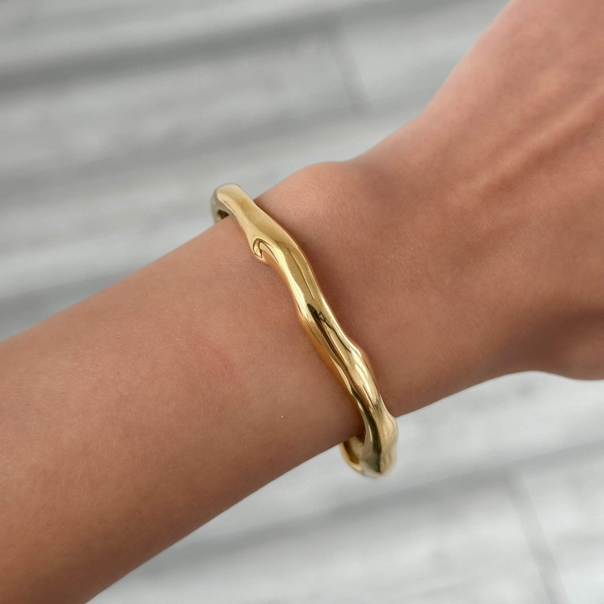 Thea Wave Bangle - ISMI JEWELS